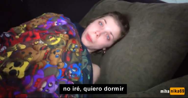 Hermanastra quiere seguir durmiendo | SUB ESPAÑOL